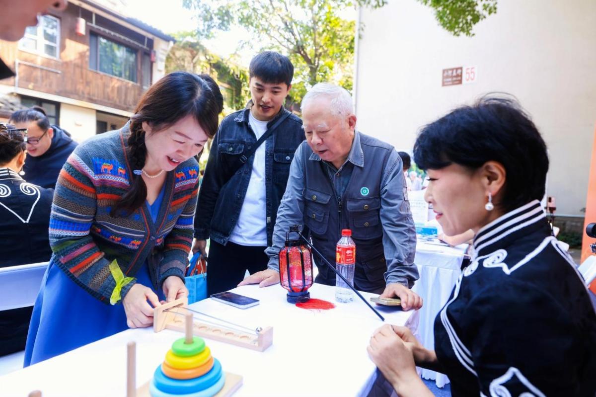 让老年人玩出快乐健康 云和木玩产业亮相首届“浙家人银发市集”